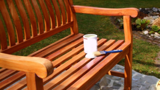 Sitzbank neu streichen – so erhält Ihre Gartenbank neuen Glanz