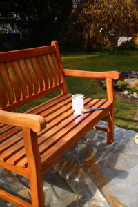 Sitzbank neu streichen – so erhält Ihre Gartenbank neuen Glanz